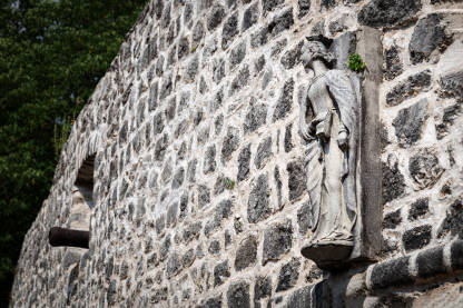 Statua Jelene Anžujske na zidinama Starog grada Trebinje. Statuu je donirao pjesnik Jovan Dučić.