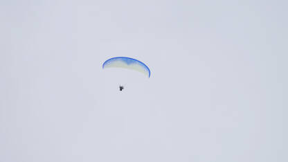 Paraglajding Paraglajder u letu