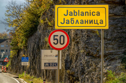 Tabla Jablanica na ulazu u grad Znakovi na ulazu u grad Jablanicu. Znakovi obavještenja i upozorenja.