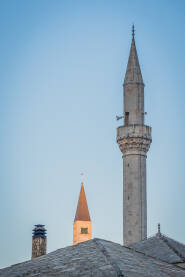 Church and Mosque in Mostar during sunrise Crkva i džamija u Mostaru za vrijeme izlaska sunca