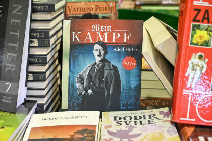 Mein kampf, knjiga vođe Nacističke partije Adolfa Hitlera. Mein kampf, knjiga vođe Nacističke partije Adolfa Hitlera. Autobiografski manifest koji je napisao zločinac Adolf Hitler.