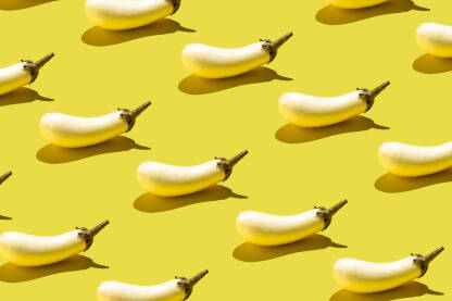 Bijeli patlidžan na žutoj pozadini.