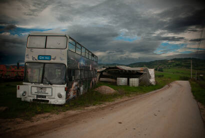 Stari autobus pored puta Odbačeni stari autobus parkiran pored puta