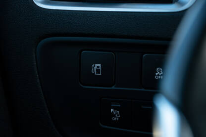 Znak za rezervoar za gorivo Prekidač ili dugme za otvaranje poklopca rezervoara u automobilu.