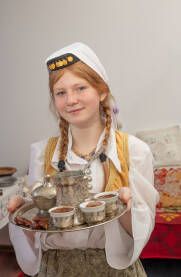 Djevojčica u tradicionalnoj nošnji Djevojčica, djevojka u tradicionalnoj bosanskoj nošnji