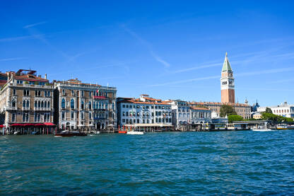 Venecija, Italija Venecija, Italija: Zvonik na trgu sv. Marka. Historijske građevine uz riječni kanal. Popularno turističko odredište. Brodovi i gondole na moru.