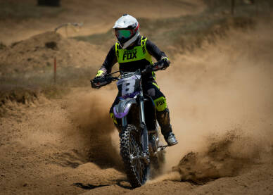 Motocross utrka Vozač cross motora tokom trke. Motocross trka. Takmičenje u vožnji cross motora.