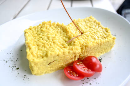 Riža sa kurkumom u restoranu. Riža sa kurkumom servirana na tanjiru u restoranu. Ručak.