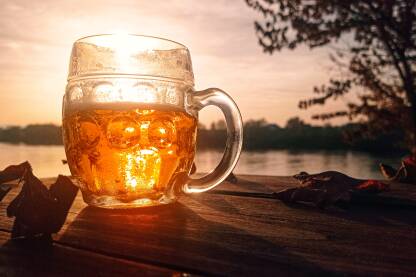 Pivo na stolu Veče uz pivo, poziv na pivo, pivo u prirodi