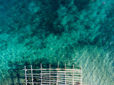 Prekrasna tropska pješčana plaža ljeti, snimci dronom. Morska obala. Rajska plaža i prekrasno tirkizno more.