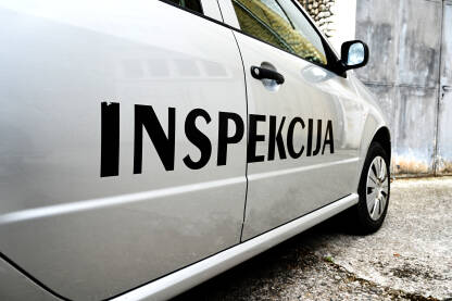 Znak inspekcija na vozilu. Auto od inspektora.