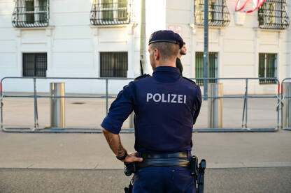 Policajac na ulici. Polizei. Policajac na ulici. Pripadnik austrijske policije u patroli. Policija Austrije.