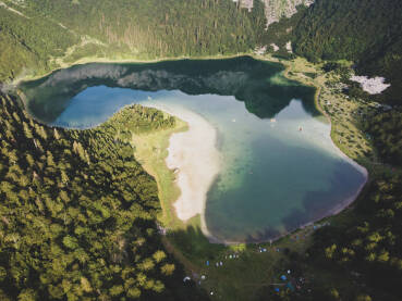 Trnovačko jezero, Crna Gora Trnovačko jezero, planina Maglić, Crna Gora. Jezero u obliku srca, snimak dronom.