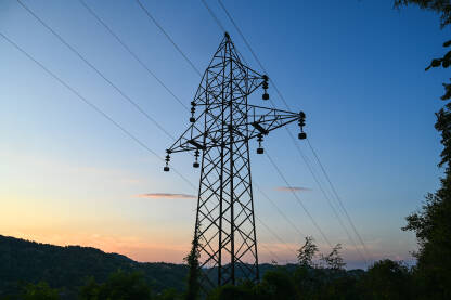 Dalekovod i žice. Prijenos električne energije. Dalekovod i žice na planini. Prijenos električne energije.