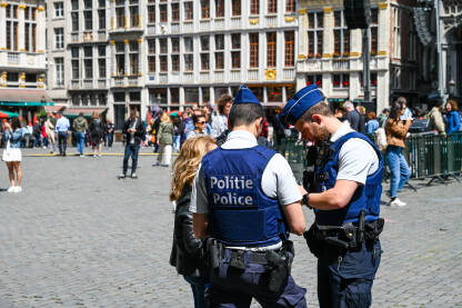 Brisel, Belgija: Policija patrolira na glavnom trgu. Brisel, Belgija: Policija patrolira na glavnom trgu