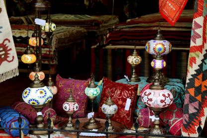 Lampe, jastuci, tepisi, dekoracije