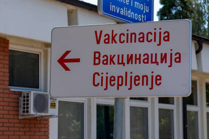 Tabla sa natpisom, vakcinacija Dvojezična tabla sa natpisom, Vakcinacija, Cijepljenje.