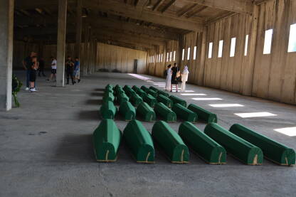 Komemoracija u Potočarima, tabuti sa posmrtnim ostacima 28. godišnjica genocida nad Bošnjacima Sigurne zone UN-a u Memorijalnom centru Srebrenica