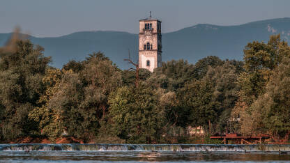 Grad Bihać i crkva svetog Antuna Padovanskog Grad Bihać na rijeci Uni sa crkvom svetog Antuna Padovanskog