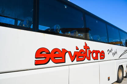 Autobus Servistrans Logo kompanije Servistrans iz Donjeg Vakufa na autobusu. Usluga međunarodnog autobuskog prevoza. Servistrans.