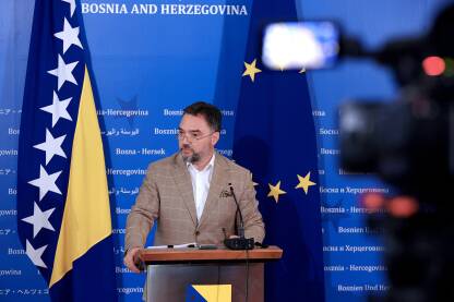 Staša Košarac na press konferenciji, Košarac je ministar vanjske trgovine i ekonomskih odnosa u Vijeću ministara Staša Košarac iz SNSD.