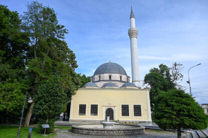 Bitola, Sjeverna Makedonija: Isak Čelebijeva džamija u centru grada. Džamija i minaret.