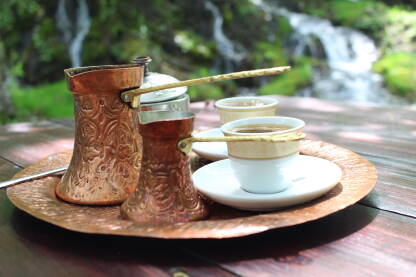 Turska kafa u prirodi Tradicionalna bosanska kafa u prirodi. Turska kafa u bakrenom posuđu