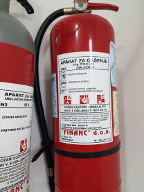 Aparat za gašenje požara Aparat za gašenje požara - 9 kg prah ABC i na ugljen dioksid. Ručni aparati za gašenje različitih vrsta požara, sa mlaznicama i uputstvom za upotrebu.