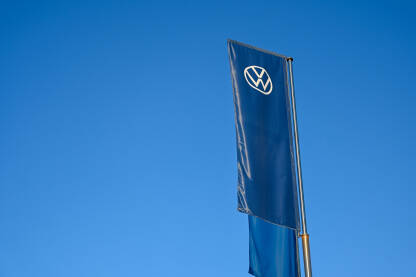 Zastava sa logotipom kompanije Volkswagen Zastava sa logotipom kompanije Volkswagen. Simbol Volkswagen industrije.