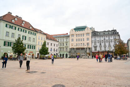 Bratislava, Slovačka: Ljudi na glavnom trgu Bratislava, Slovačka: Ljudi na glavnom trgu u centru grada. Zgrade na Hlavné námestie, glavnom trgu u starom gradu.