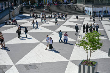 Stockholm, Švedska: Ljudi na javnom trgu Sergels Torg u centru Stockholma. Prometni trg Sergels Torg s pješacima.