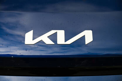 Kija logo na modernom automobilu, krupni plan. Kia Corporation je glavni južnokorejski multinacionalni proizvođač automobila.