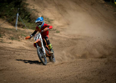 Motocross utrka Vozač cross motora tokom trke. Motocross trka. Takmičenje u vožnji cross motora.