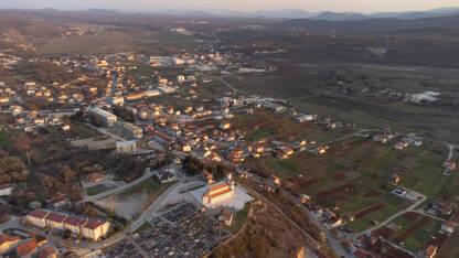 Panorama Gruda. Grude iz zraka. Općina Grude, snimljena dronom.