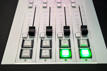 Mikseta u studiju. Krupni plan profesionalne multitrack miks konzole u radio stanici. Oprema u studiju. Mikseta u studiju.