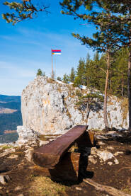 Zastava Republike Srpske na Crvenim stijenama Zastava Republike Srpske na vrhu Crvene stijene, na Romaniji, gdje se završava via ferrata Sokolov put.