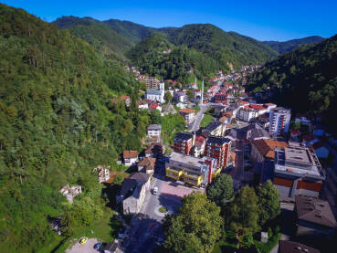 Srebrenica, panorame Panorame Srebrenice dronom iz različitog vremenskog perioda.