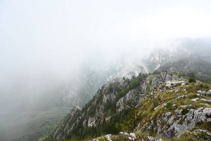 Kanjon rijeke Tare i planina Durmitor Kanjon rijeke Tare i planina Durmitor. Magla na planini. Crna Gora.