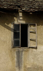 Stari prozor na napuštenoj kući