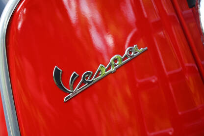 Vespa logo na motociklu. Vespa logo na motociklu. Vespa je talijanski luksuzni proizvođač motocikala, skutera i mopeda. Vespu proizvodi Piaggio. Simbol Vespe.