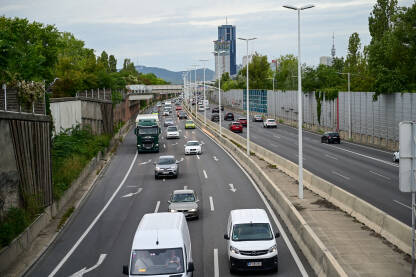 Saobraćaj na autocesti tokom dnevne špice. Mnogo automobila na prometnoj autocesti u Beču, Austrija.