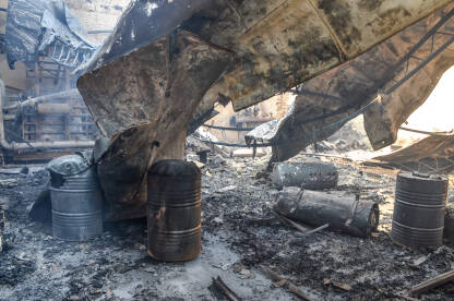 Spaljen i oštećen industrijski kompleks. Zapaljena fabrika. Ostaci spaljene zgrade. Šteta od požara. Oštećene industrijske hale.