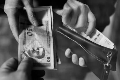 Finansijska kontrola nad ženom. Žena vadi novac iz novčanika.

Fotografija besplatna za ilustrovanje medijskih sadržaja o nasilju, svako drugo korištenje je zabranjeno.

Autorka: Amira Skopljak