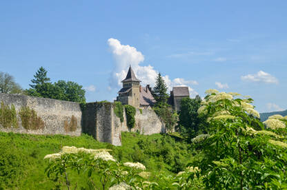 Stari grad Ostrožac Stari grad Ostrožac, Cazin, BiH. Srednjovjekovna utvrda. Kameni zidovi i kule na starom dvorcu.