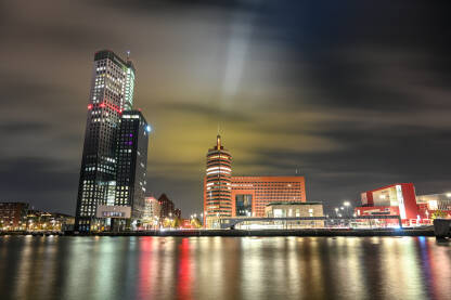 Rotterdam, Nizozemska Rotterdam, Nizozemska. Panoramski noćni snimci.
Neboderi i svjetla na zgradama u gradu. Roterdam je po broju stanovnika drugi najveći grad u Holandiji i najveća je Evropska luka.