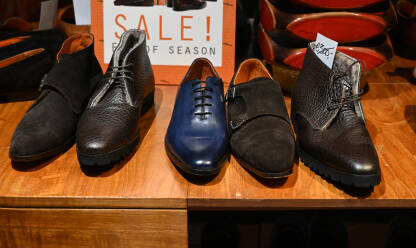 Muške kožne cipele na prodaju u trgovini. Cipele u izlogu radnje.