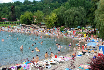 Kupaču na Panonskim jezerima Tuzla, Bosna i Hercegovina: Kompleks Panonskih jezera. Prenatrpani otvoreni bazeni na vrhuncu turističke sezone. Mnogo plivača u vodi. Turistička destinacija. Panonska jezera.
