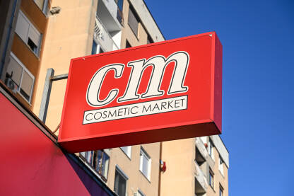 CM logo iznad trgovine. CM logo iznad trgovine. Cosmetic market.