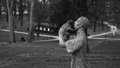 Spomenik "Nermine dođi" Spomenik žrtvama genocida Sarajevo