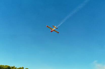 kanader u letu kanader u letu, avion s vodom